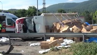 Kamyonet ile otomobil çarpıştı 2’si ağır 4 yaralı