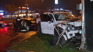 Kamyonet ile otomobil çarpıştı: 8 yaralı