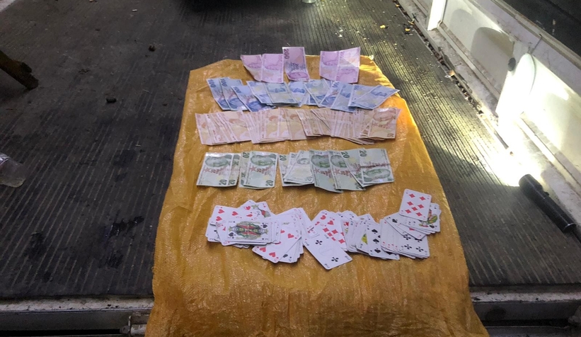 Kamyonet kasasına kumar baskını