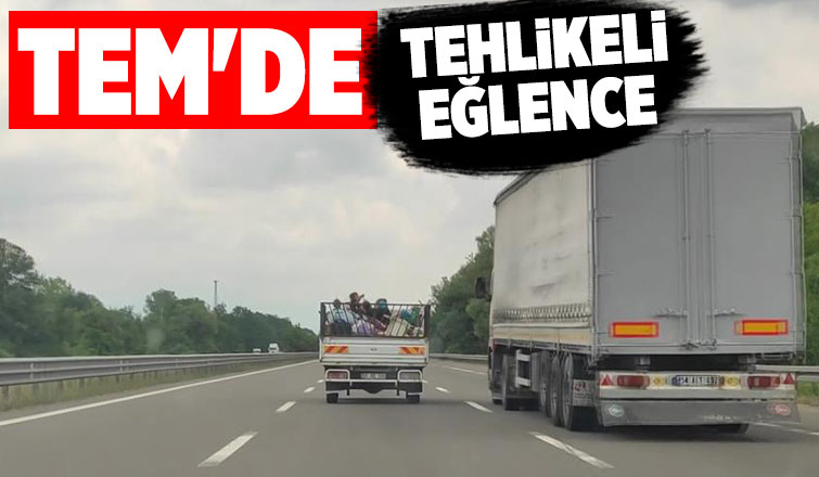 Kamyonet kasasında çocukların tehlikeli eğlencesi