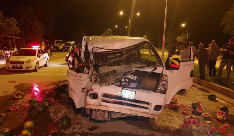 Kamyonet kaza yaptı, karpuzlar yola saçıldı
