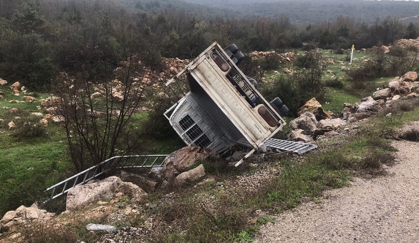 Kamyonet şarampole yuvarlandı
