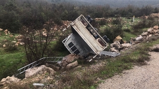 Kamyonet şarampole yuvarlandı