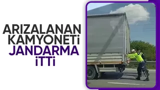 Kamyonet sürücüsünün yardımına jandarma koştu