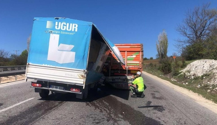 Kamyonet, tıra arkadan çarptı: 1 yaralı