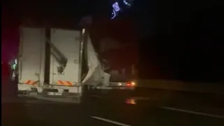 Kamyonet tıra çarptı