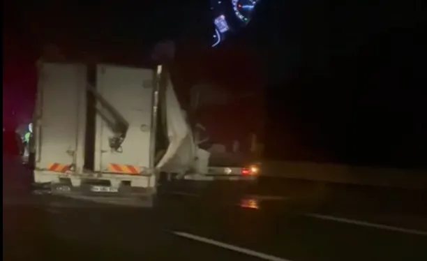 Kamyonet tıra çarptı