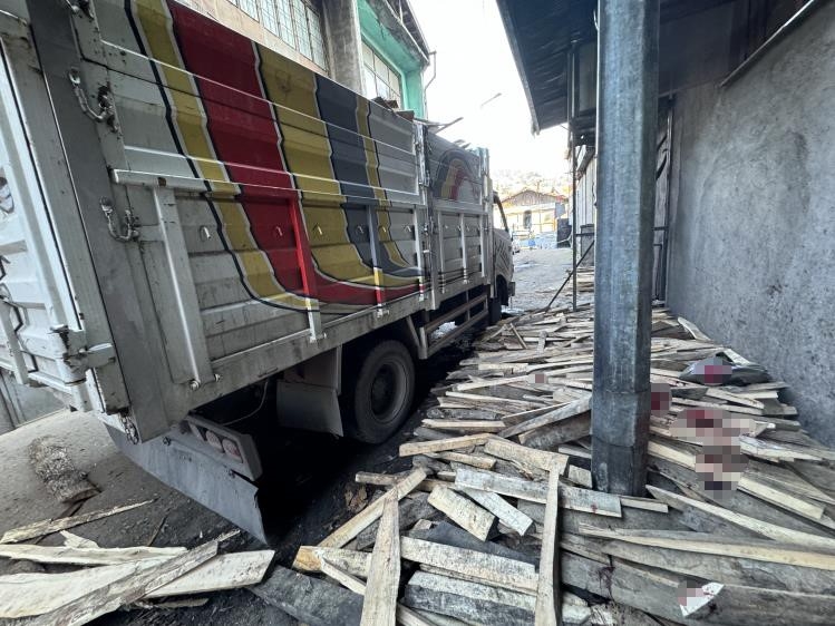 Kamyonetin kasasının çarptığı çocuk öldü