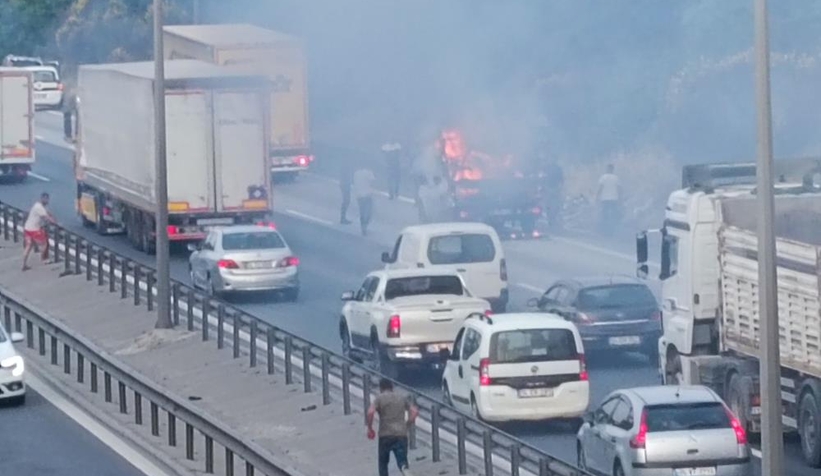 Kamyonetteki ahşap malzemeler küle döndü