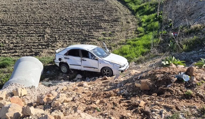 Kamyonla çarpışan otomobil, şarampole yuvarlandı: 1 yaralı