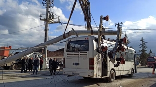 Kamyonun çarptığı direk otobüsün üzerine yıkıldı