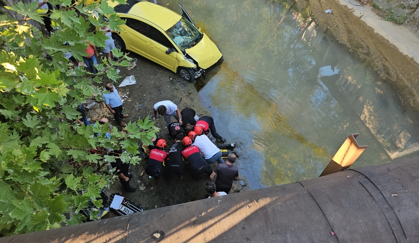 Kamyonun çarptığı taksi yayaların arasına dalıp dereye uçtu: 1 ölü, 4 yaralı