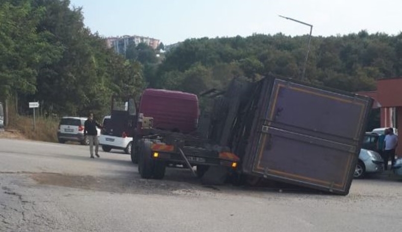 Kamyonun kasası devrildi, faciadan dönüldü