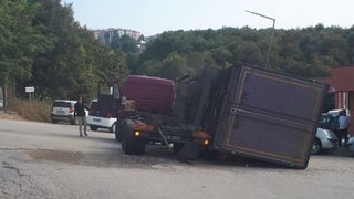 Kamyonun kasası devrildi, faciadan dönüldü