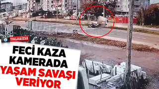 Kamyonun motosikletliye çarptığı feci kaza kamerada