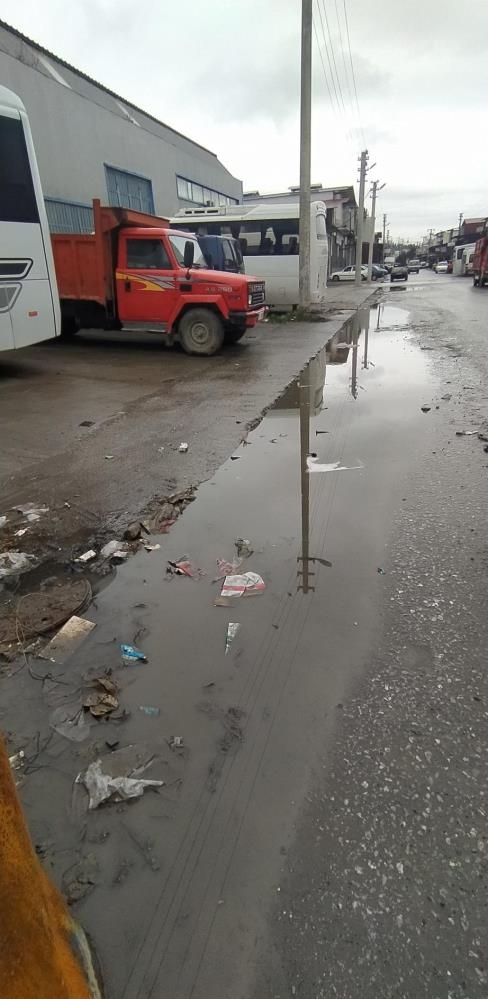 Kanalizasyon patladı, mahalle pislik içinde kaldı