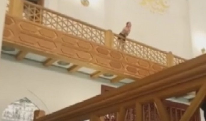 Kandil Gecesi'nde camiye gidip ortalığı karıştırdı