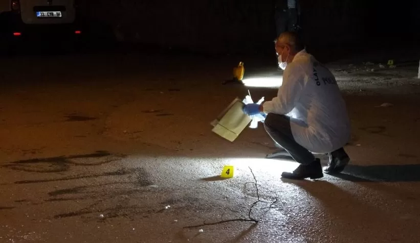 Kanlar içinde yardım için yürüdü