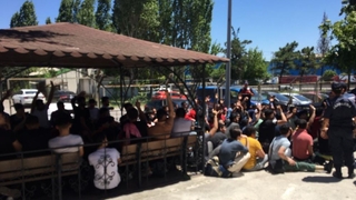 Kapalı kasa kamyonetten 103 kaçak göçmen çıktı