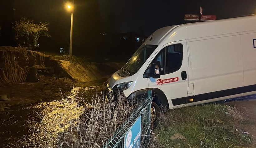 Kapalı köprüyü fark etmedi, yolda asılı kaldı