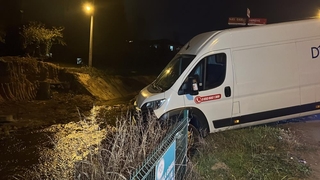 Kapalı köprüyü fark etmedi, yolda asılı kaldı