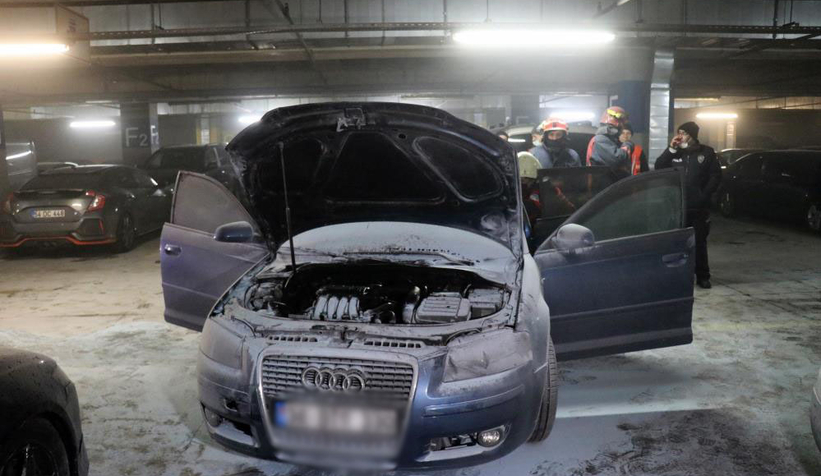 Kapalı otoparkta otomobil alev aldı