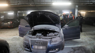 Kapalı otoparkta otomobil alev aldı