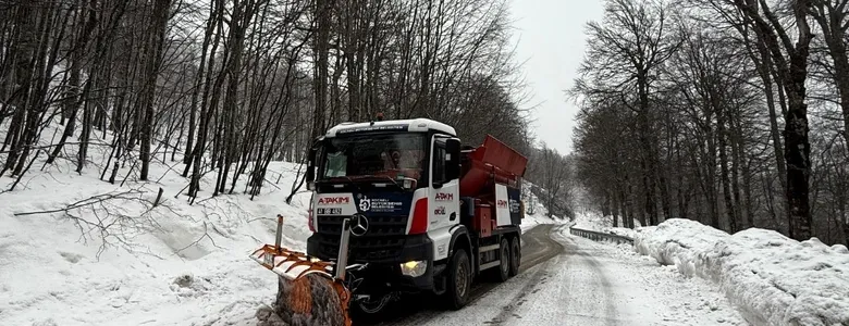 Kar bastırdı; Mahsur kalanlar kurtarıldı