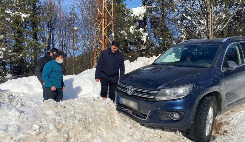 Kara saplanan araçtakilerin yardımına Başkan Soykan koştu