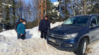 Kara saplanan araçtakilerin yardımına Başkan Soykan koştu
