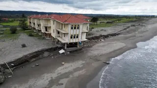 Karadeniz 100 metre içeri girdi, villalar çöktü