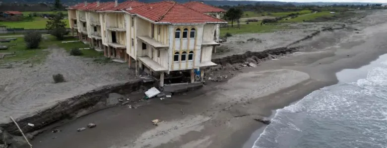 Karadeniz 100 metre içeri girdi, villalar çöktü