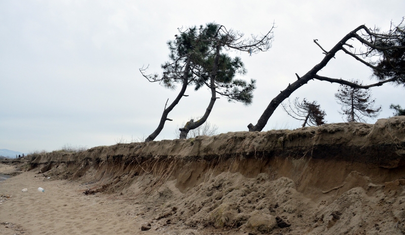 Karadeniz, bu ilçeyi parça parça yutuyor