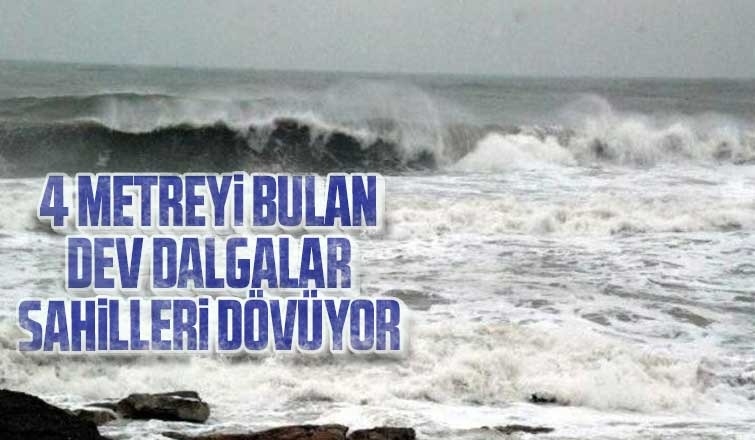 Karadeniz’de 4 metreyi bulan dev dalgalar, sahilleri dövüyor