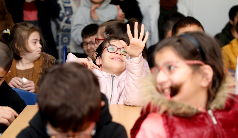 Karagöz Göklerde engelsiz miniklere tebessüm oldu