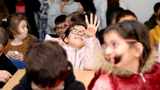Karagöz Göklerde engelsiz miniklere tebessüm oldu
