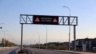 Karaman yolunda dev ekran taşındı