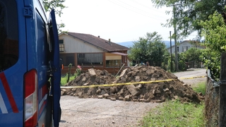 Karantinadaki sokak molozlarla kapatıldı