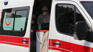 Karantinadan kaçıp, kız arkadaşıyla tatile geldi