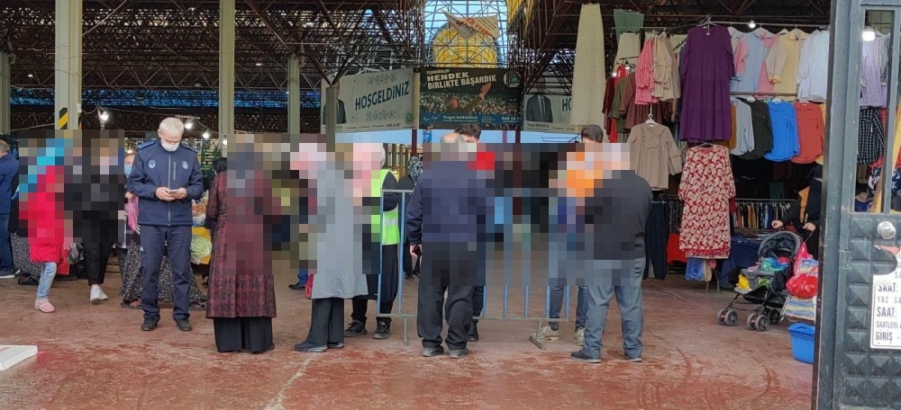 Karantinayı deldiler, pazarda yakalandılar