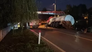 Karapürçek yolunda tanker devrildi
