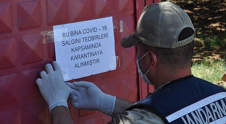 Karasu'da bir ev daha karantinaya alındı