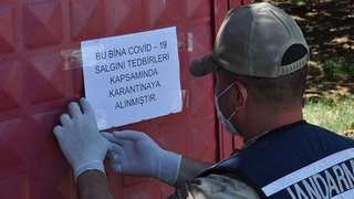 Karasu'da bir ev daha karantinaya alındı