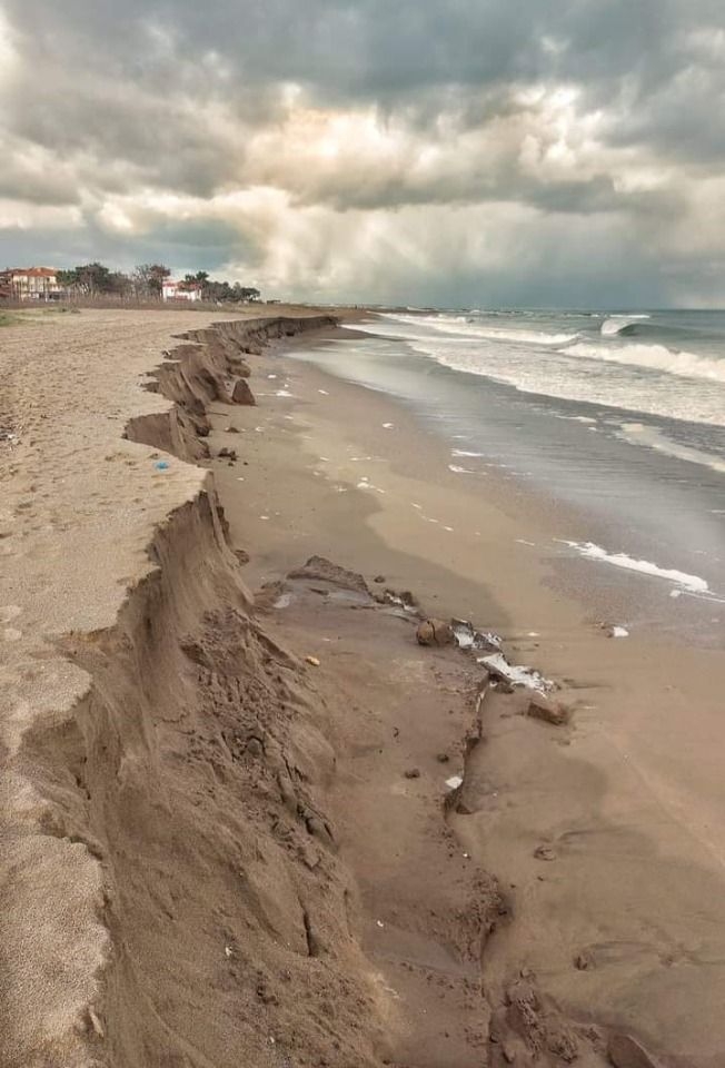 Karasu'da dalgalar sahili yuttu