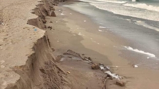 Karasu'da dalgalar sahili yuttu