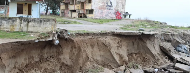 Karasu'da dalgalar sahili yutuyor