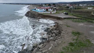 Karasu'da dalgalar sahili yutuyor