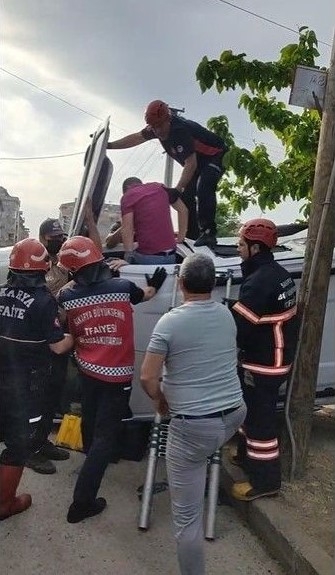 Karasu'da kaza; Araçta sıkıştılar