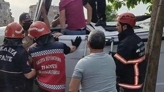 Karasu'da kaza; Araçta sıkıştılar