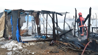 Karasu'da kış günü yaşadıkları baraka yandı